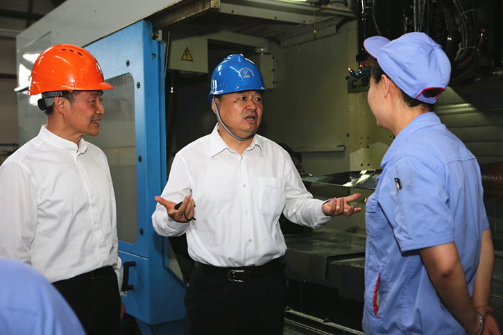 郝鹏与凯时尊龙人生就是博集团一线生产职员深入交流